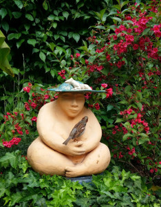 Frau in Blüten gebettet